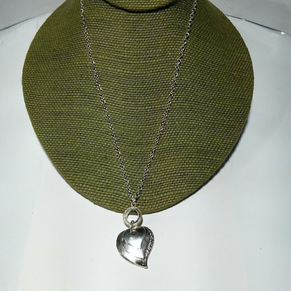 Women`s silver tone heart love valentines necklace